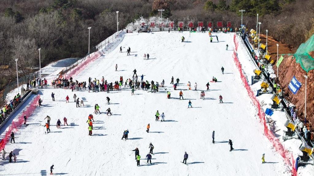 消费市场活力足 畅享冰雪运动
