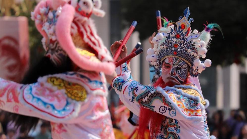 Yingge dance carnival event celebrating Spring Festival held in S China