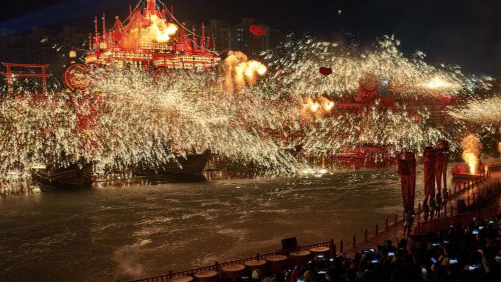 Molten iron fireworks show held in Hebei to celebrate Spring Festival