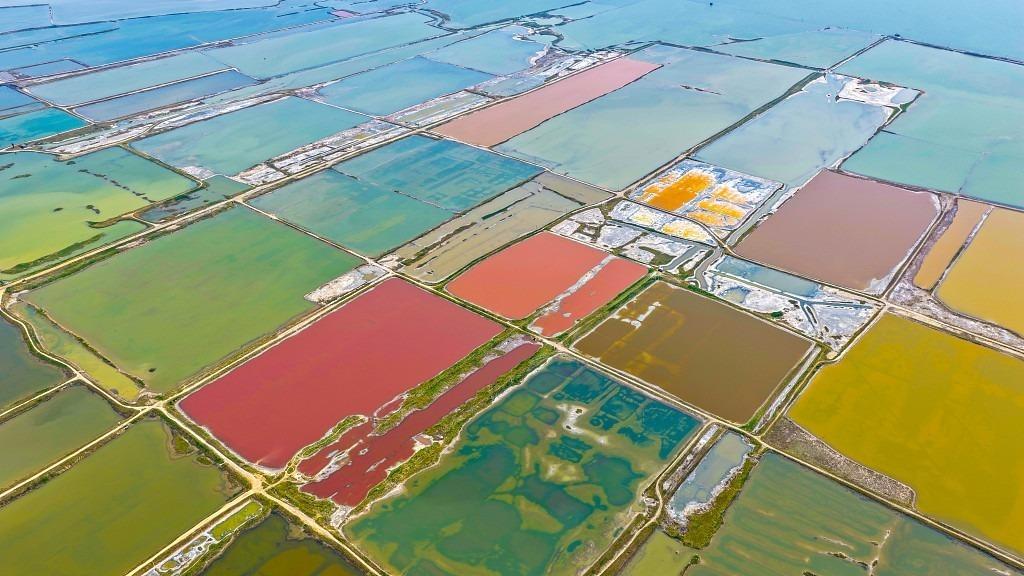 Yuncheng, Shanxi: Colorful salt lake paints a spring palette