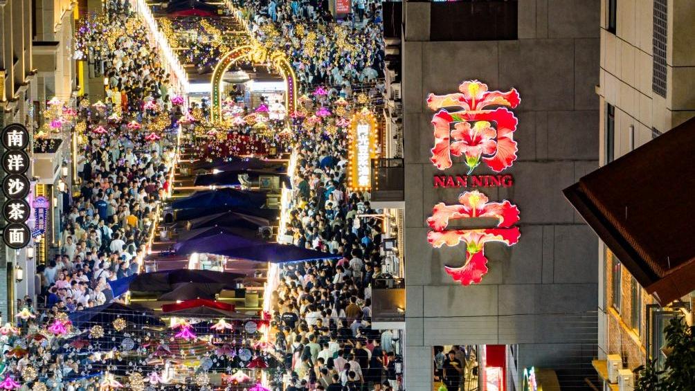 Chinese people enjoy leisure time at scenic spots during May Day holiday