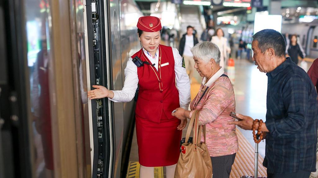 铁路部门推出老年旅客淡季周中购票优惠服务