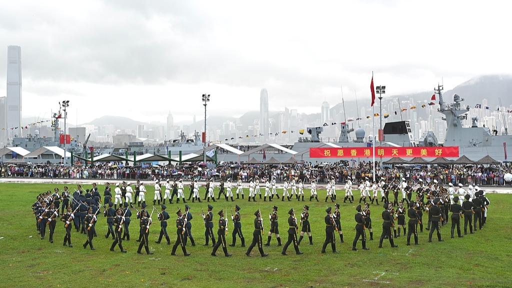 特写：营区迎民众 强军风采耀香江