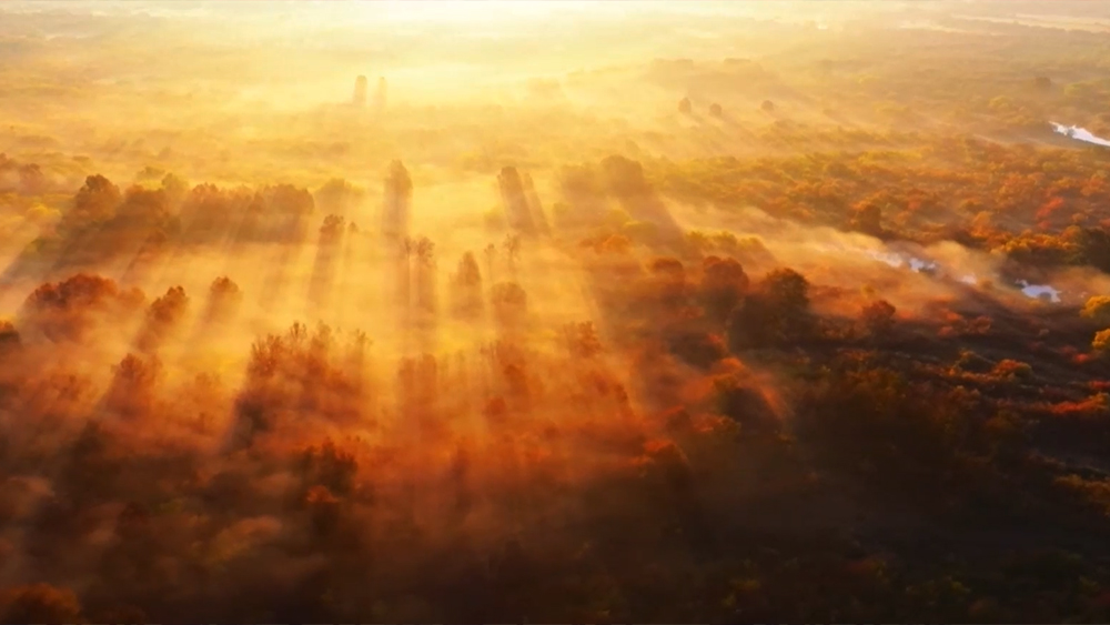 内蒙古额尔古纳湿地现“丁达尔效应”美景