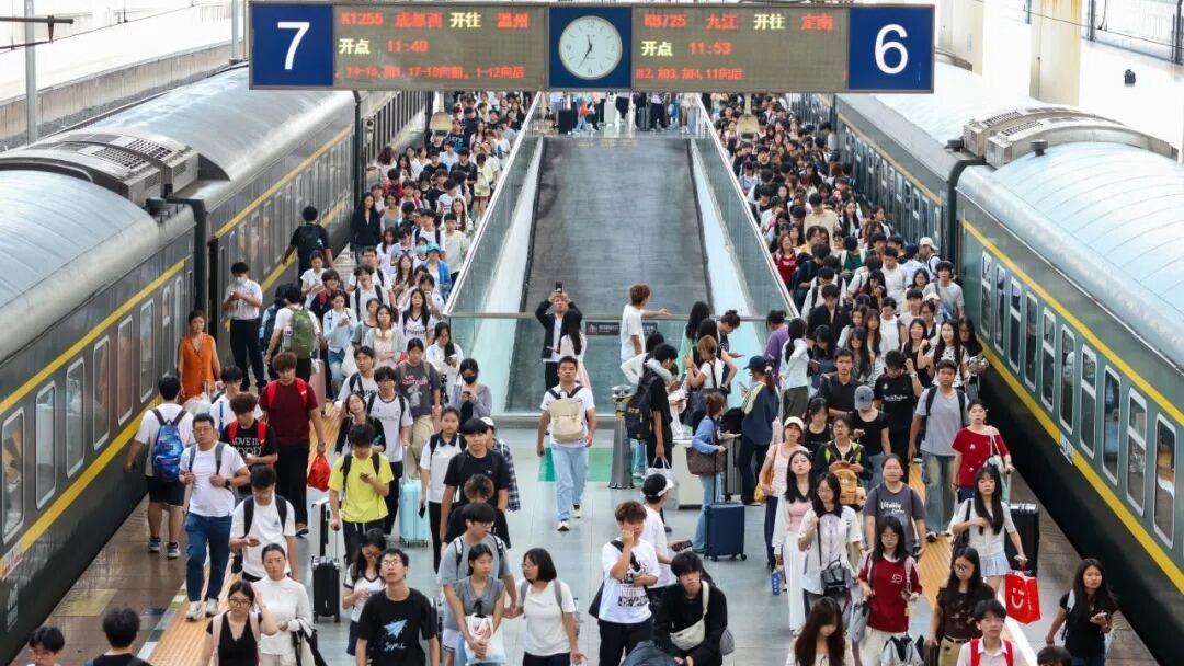 全国铁路迎来中秋假期返程客流高峰