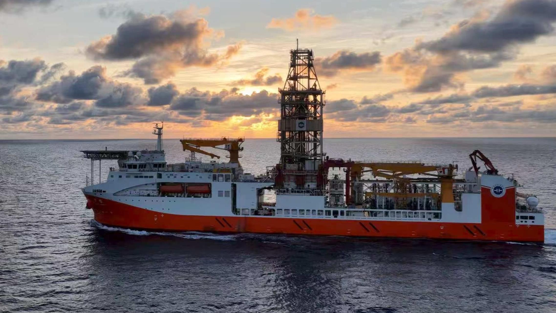 “梦想”号南海试钻成功 钻获深海洋盆玄武