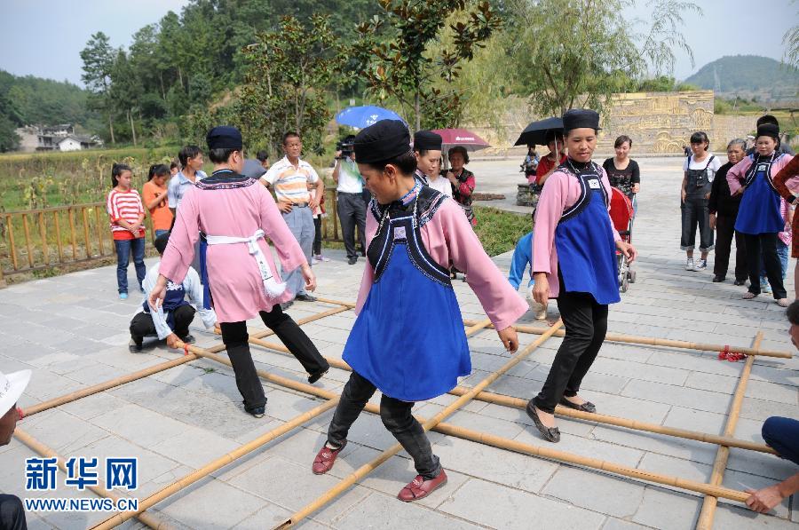 当日,在贵阳市乌当区偏坡布依族乡,布依族群众唱起嘹亮山歌,跳起传统