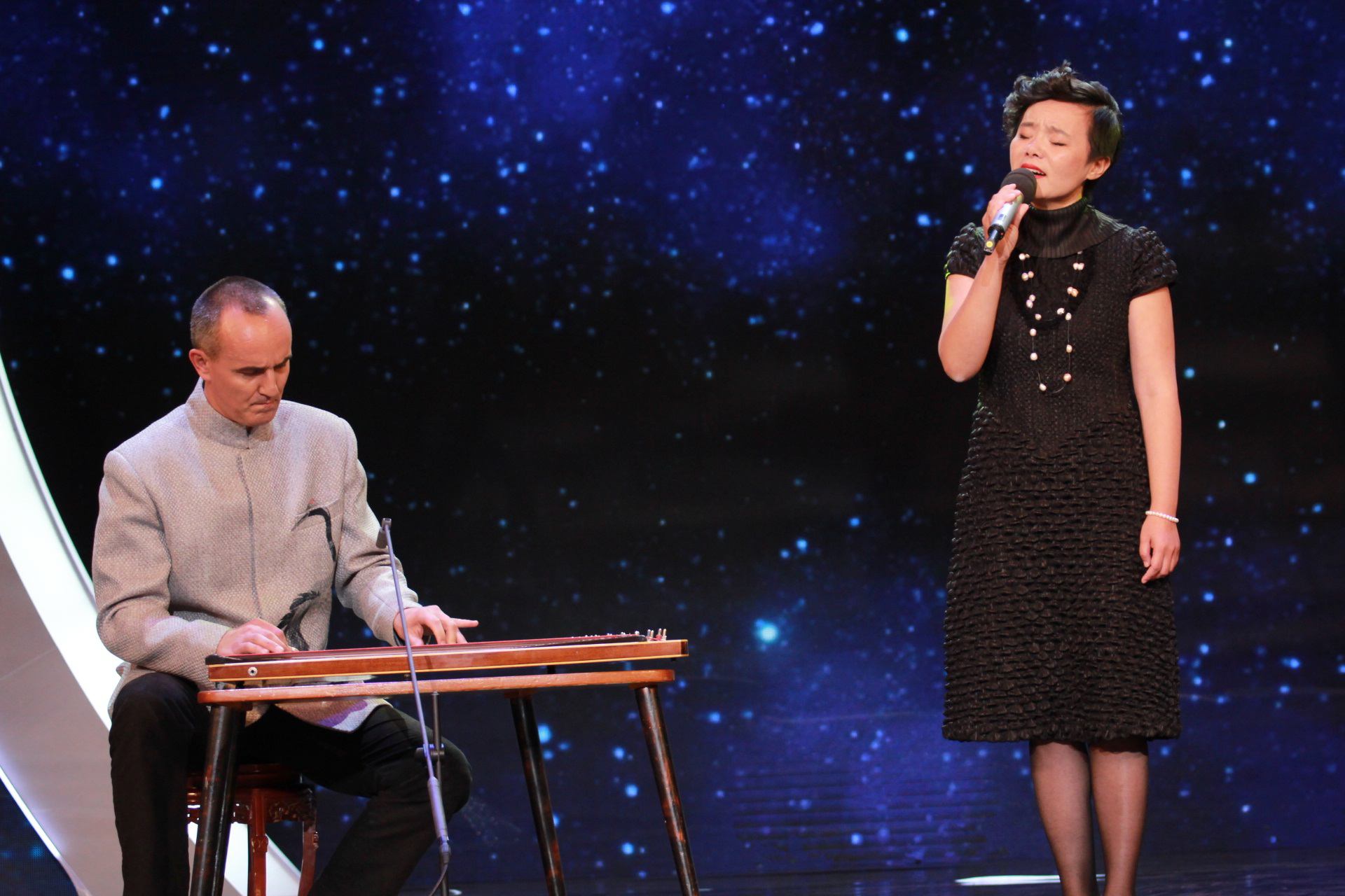 央视器乐大赛龚琳娜老锣夫妻现场斗"气"