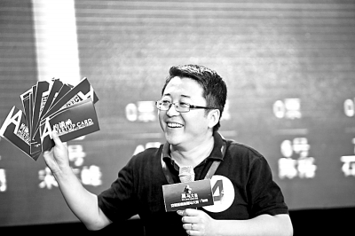 照片说明:①宋志峰;②曹辉;③许小平(右)为获奖者颁奖    前沿关注