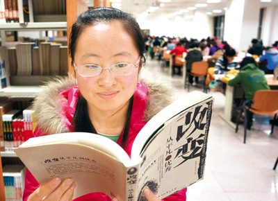 神木县栏杆堡镇栏杆堡村杨妮在昏暗的土窑洞里复习功课.