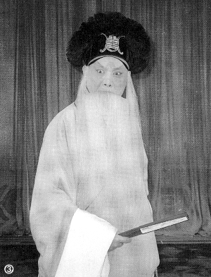 头天晚上他还在给弟子说戏