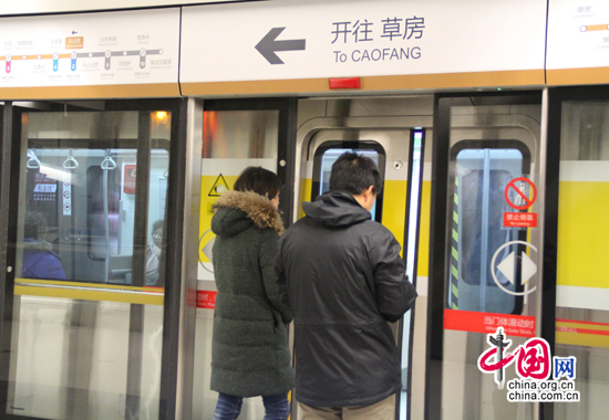 6号线今日通车,在车公庄站乘客上车.肖冰摄