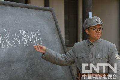 单战被刘伯承尊师举动感动,第二天当着全体同学的面向黄杰儒道歉.