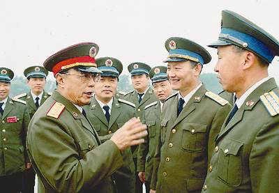 党报刊发杨白冰生平1990年与江泽民考察新疆