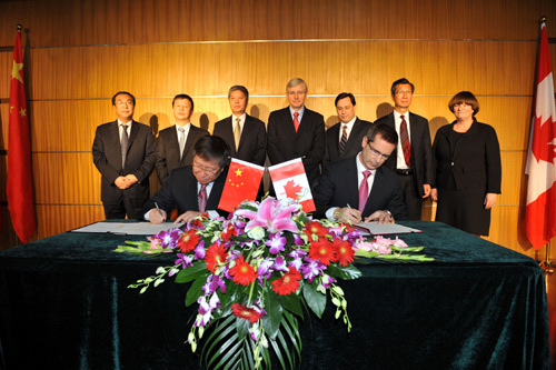 曹健林副部长会见加拿大安大略省省长麦坚迪