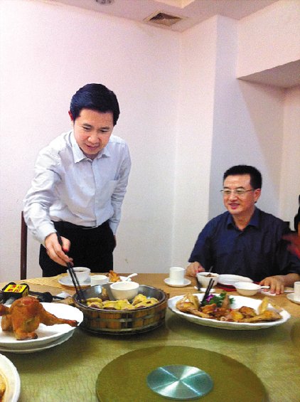 广东清远市长带头吃鸡 以实际行动力撑养殖户(图)