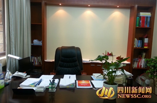 兰辉的办公室"兰县长离开后,这里的一切都还保持着他原来的样子.