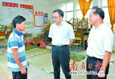 胡春华到河源梅州检查指导防汛抗灾工作时强调      8月23日,胡春华在