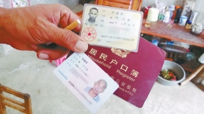 子女去银行取存款,不仅被要求开各种证明,还必须老人"本人亲自到场".