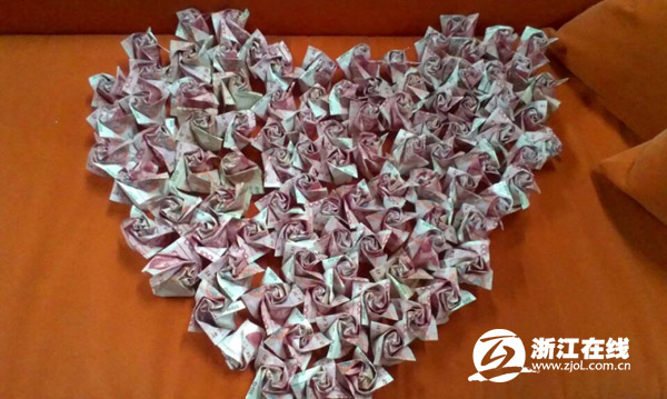 杭州小伙用20万现金折成999朵纸玫瑰求婚(图)