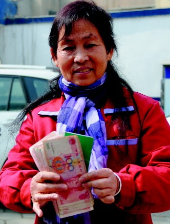 保洁员拾金不昧1.7万元还失主 钱系失主故意丢弃