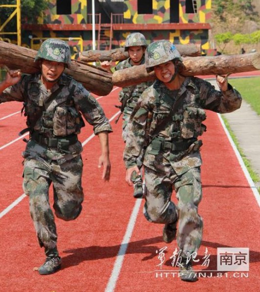 官兵日前进行负重疾跑训练
