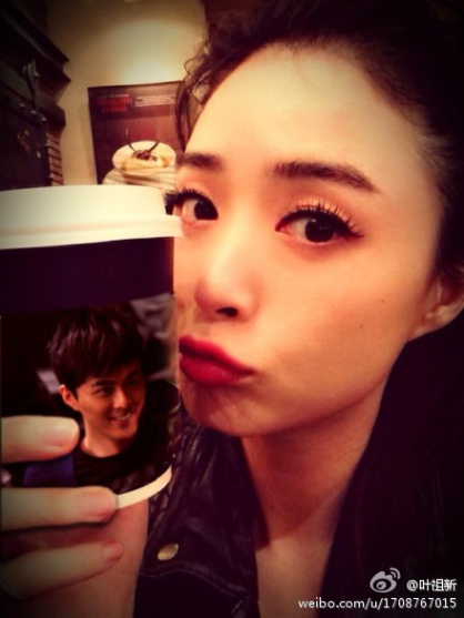 叶祖新为女友蒋欣庆生 ps帅照假装亲吻(图)叶祖新为女友蒋欣庆生 ps帅