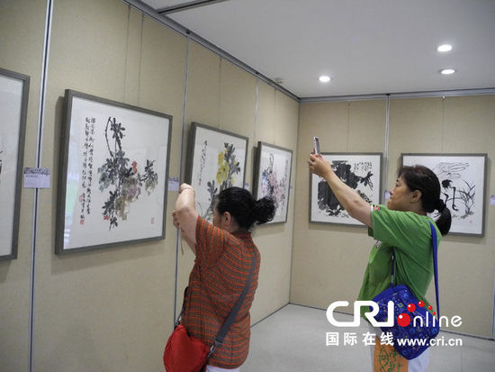 香港画家钟育淳中国画作品展在北京开幕_央博_央视网(cctv.com)