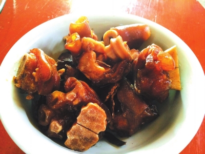 嚼劲十足的骡蹄.