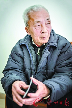 何伯拿到了补办的户口簿. 广州日报记者陈忧子 摄