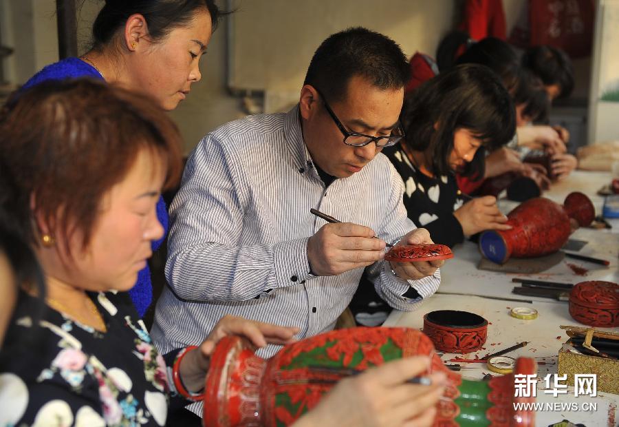 1月20日，&ldquo;朱漆坊&rdquo;总工艺师朱江在设计雕漆工艺品。