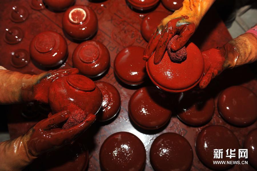 1月20日，工作人员在&ldquo;朱漆坊&rdquo;车间内为胎体刷漆。