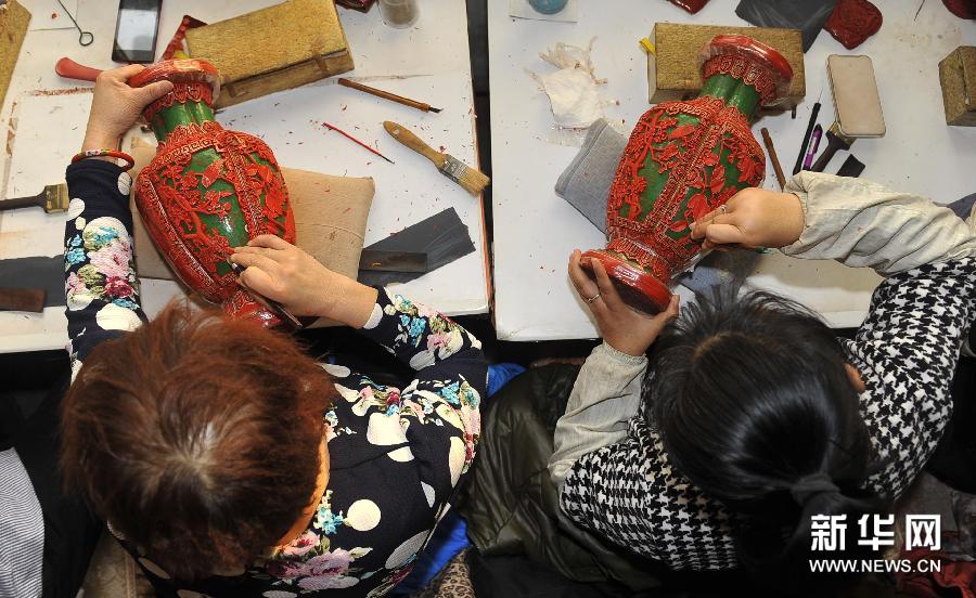 1月20日，工作人员在&ldquo;朱漆坊&rdquo;车间内雕刻雕漆工艺品。