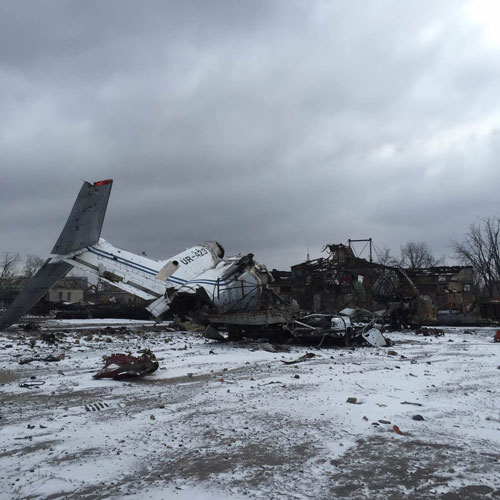 实拍顿涅茨克郊区机场:一片狼藉