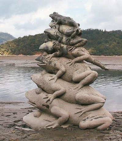 日月潭"九蛙"最底下一只沉陷於淤泥中.图自台湾《联合报》