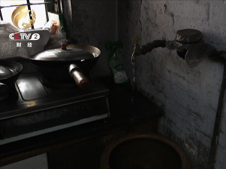　　在孙大姐的厨房角落还有一只大水缸 接着漏水的水龙头