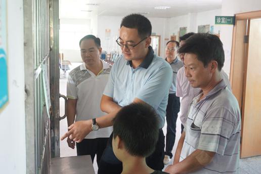 他,就是新丰县委书记陈俊林.