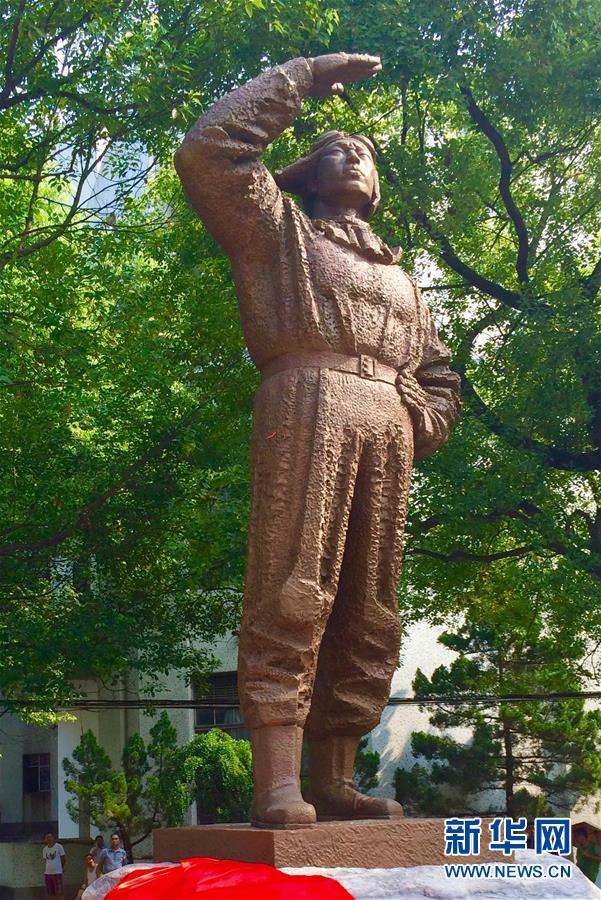 这是位于湖北宜昌市的高志航塑像（2015年8月29日摄）。高志航，原名高铭久，字子恒。1908年6月出生，辽宁通化（今属吉林省）人。高志航是被誉为&ldquo;空军军神&rdquo;&ldquo;蓝天战神&rdquo;的抗日英雄，第一个击落日机的中国空军飞行员，牺牲时仅30岁。 新华社记者 王自宸 摄