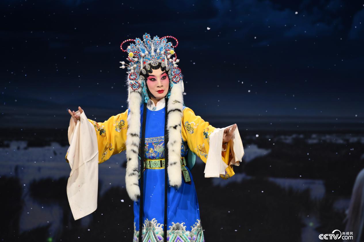 《梅妃》:别院笙歌因风送听,惆怅洁傲人比梅清