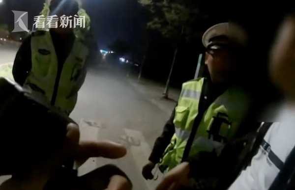 醉驾男装傻充愣 面对盘问戏精上身演了出＂哑剧＂