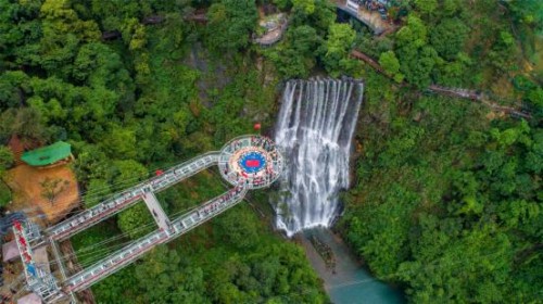 51名绣娘高空玻璃绣国旗 万名游客挥国旗庆五一