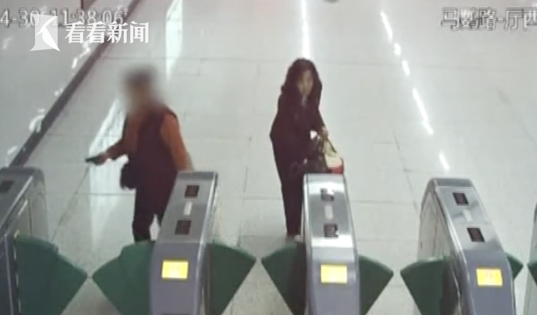 女子用母亲老年卡乘地铁 被发现后威胁捅死站务员