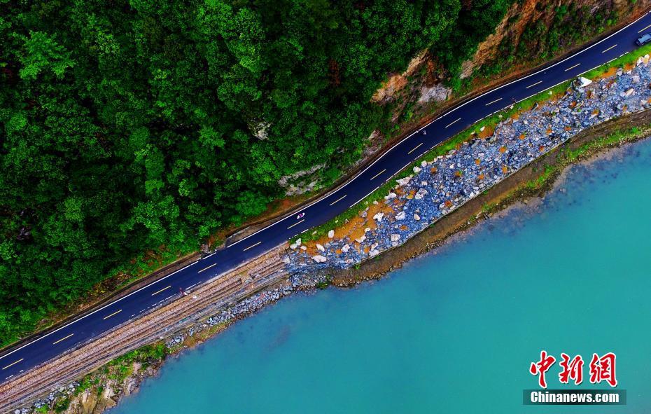 鸟瞰江西修水双井“明月湾” 湖光山色清澈澄碧