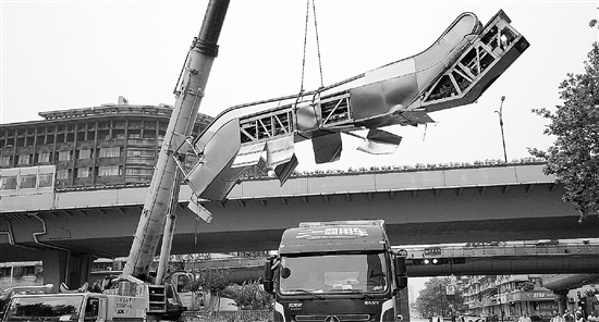 杭州天桥被撞垮塌8小时后交通恢复 这夜他们彻夜不眠