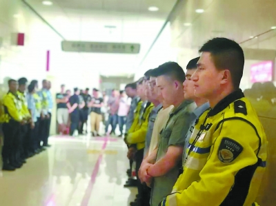 司机驾驶途中低头聊微信 杭州24岁辅警不幸被撞牺牲