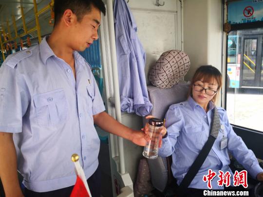 公交司机“夫妻档”:风雨同车数年 只吃过一次团圆饭