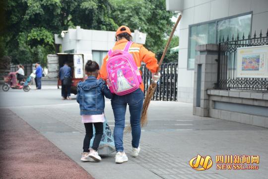 温馨！环卫女工背着书包扫地 5岁女儿为她跳舞(图)