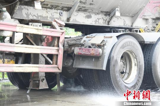 载32吨硫酸槽罐车高速泄漏 消防等多部门紧急排险