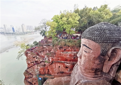 网传乐山大佛像擦了粉底？景区回应：与事实不符