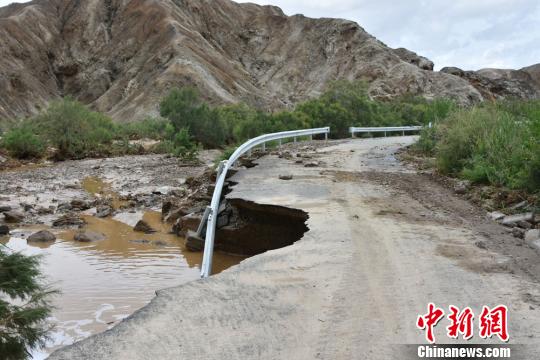 甘肃瓜州暴雨引发洪水致农户受灾：房屋倒塌 道路冲毁